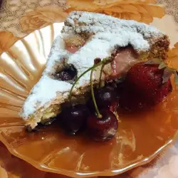 Разкошен сладкиш с череши и ягоди