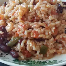 Мексикански ориз с боб, лук и чушки