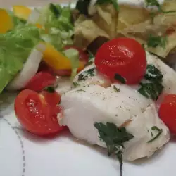 Крехка риба треска с домати и магданоз