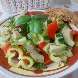 Веган салата с авокадо и домати