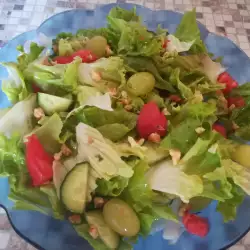 Пикантна зелена салата с грозде