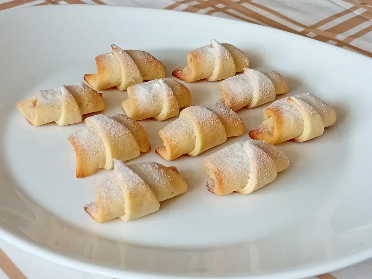 Кифлички с Локум и Орехи