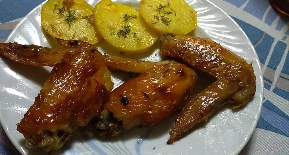 Пилешки Крилца с Пикантен сос