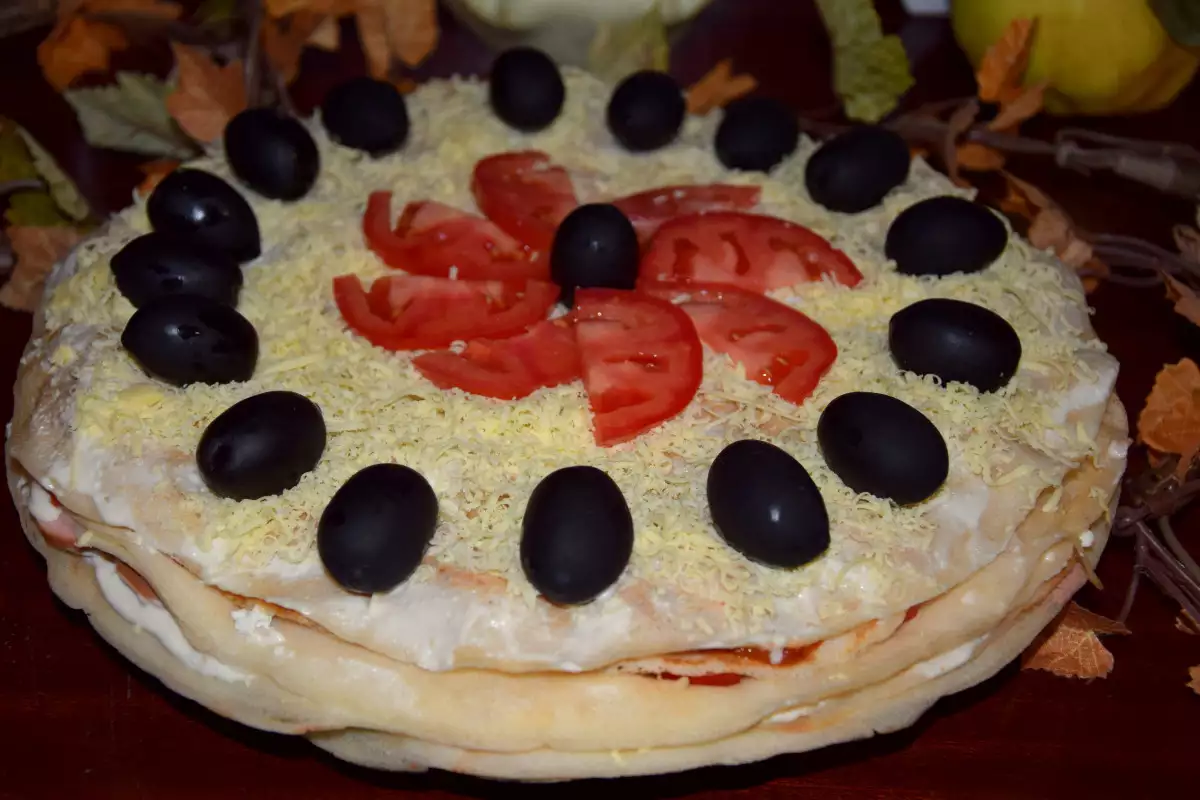 Солена палачинкова торта с лютеница