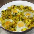 Яйца с картофи и чесън на тиган
