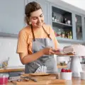 Малка кухня? Ето как да изберете компактна трапезна маса без компромис с удобството