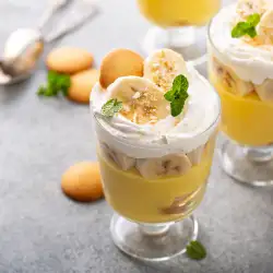 Лек бананов пудинг с ванилов крем и сметана