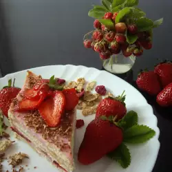 Бисквитена торта с ягоди и шоколад