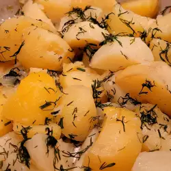 Чеснови картофи с масло и копър на фурна