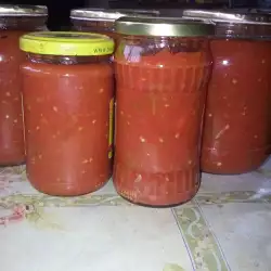 Чушки с доматен сос и чесън в буркани