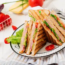 Клуб сандвич с шунка и домат