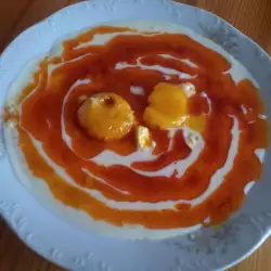 Яйца на очи с два вида сос