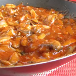 Печурки с доматен сос на тиган