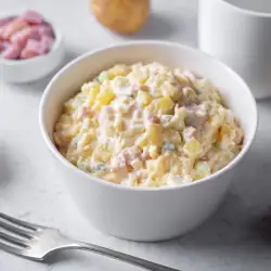 Класическа картофена салата с шунка и майонеза