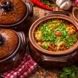 Класическа кавърма в гювече с лук и чушки