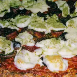 Кето пица с блат от карфиол и пармезан