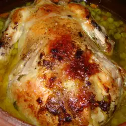Печена кокошка със зеленчуци с глинен съд