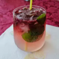 Освежаващ летен коктейл с малини и боровинки