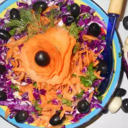Диетична салата от лилаво зеле и моркови