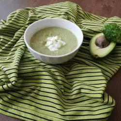 Крем супа с грах, броколи и авокадо