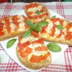 Италиански сандвичи с моцарела и домати