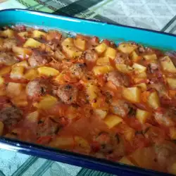 Кюфтета с доматен сос и картофи