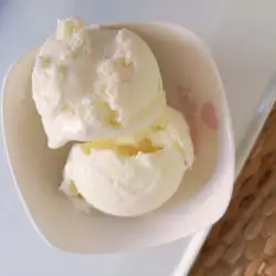 Млечен сладолед с ванилия