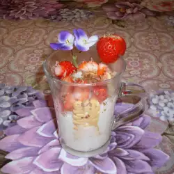 Млечни кремчета с бисквити и ягоди