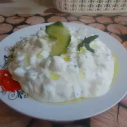 Млечна салата по турски Джаджък