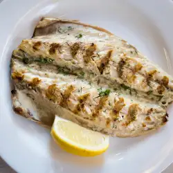 Цяла печена скумрия на скара