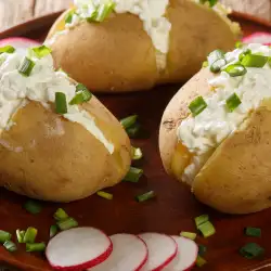 Пълнени картофи с извара и пресен лук