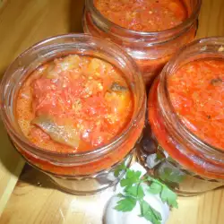 Пържен патладжан с доматен сос в буркани