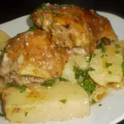 Печено пиле с картофки и заквасена сметана
