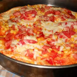 Пица с царевица и колбас