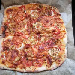 Пица с риба тон, лук и домати