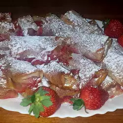 Сладки банички с ягоди и пудра захар