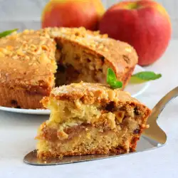 Ябълков сладкиш с лешници - сочен и ароматен