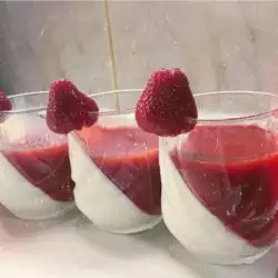 Желирани ягодови кремчета със сметана
