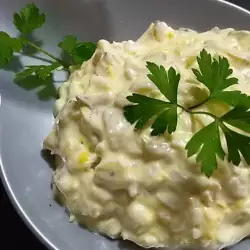 Млечна салата с кисели краставички