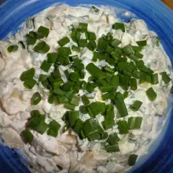 Майонезена салата с бяла риба и пресен лук