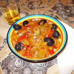 Салата от печен лук с маслини и горчица