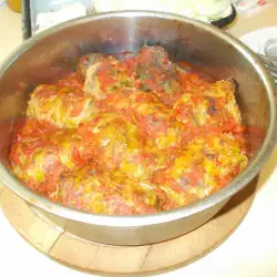 Сарми с прясно зеле в доматен сос