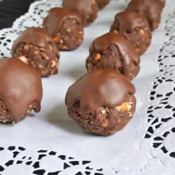 Бисквитени бонбони с шоколадова глазура