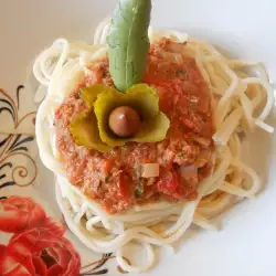 Спагети с риба тон, лук и домати