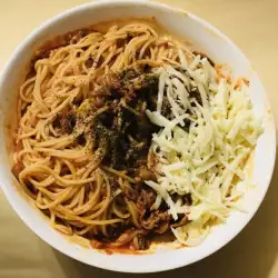 Спагети с риба тон и доматен сос