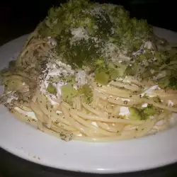 Спагети със сметана и броколи