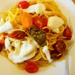 Вегетариански спагети с моцарела и песто