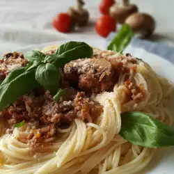 Спагети с кайма и печурки