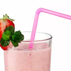 Свежа напитка от мляко с ягоди