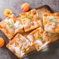 Лек и нежен сладкиш с кайсии